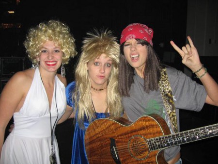 Taylor y Emily junto con otra chica en hallowen del 2007